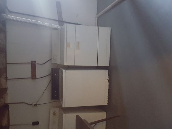 2nd image of 3039 Endicott Ave