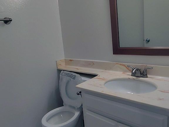 4th image of 11113 Camarillo St #103