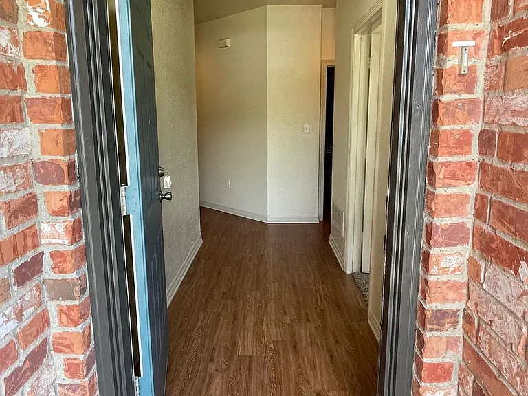 3900 Waterford Way — Photo 2