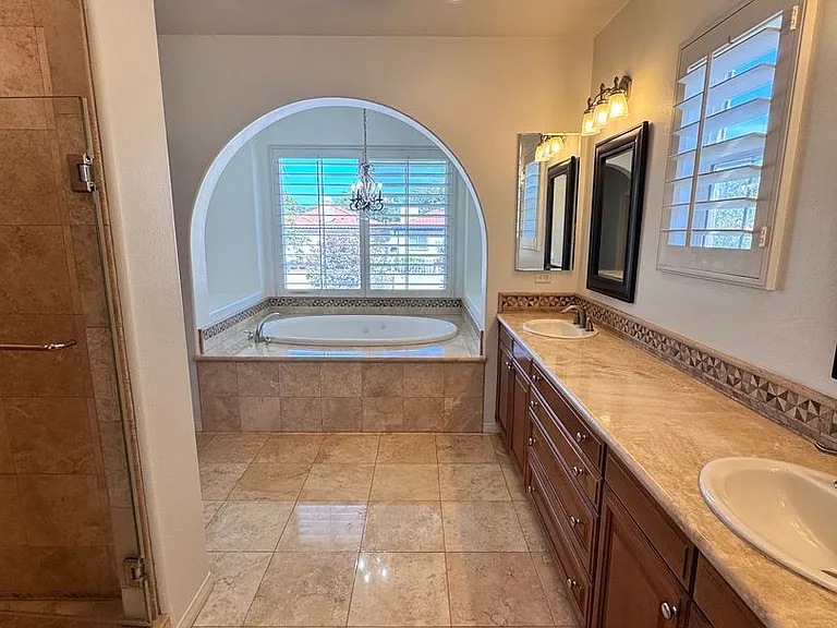 326 Manila Ave — Photo 50