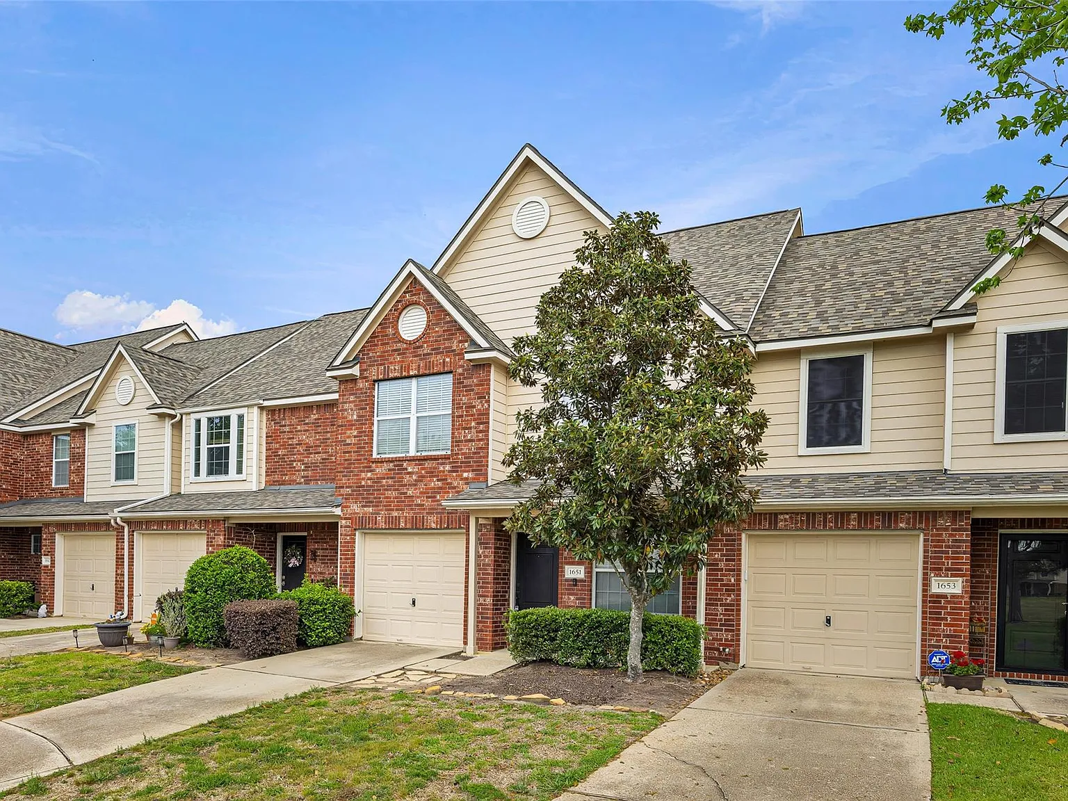 3 bed, 2.5 bath, 1593 sqft, $2,100 — Photo 3