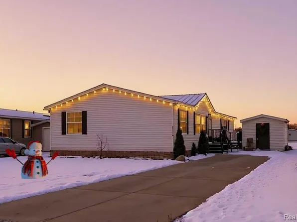 29224 Hidden River Dr, Gibraltar, MI 48173