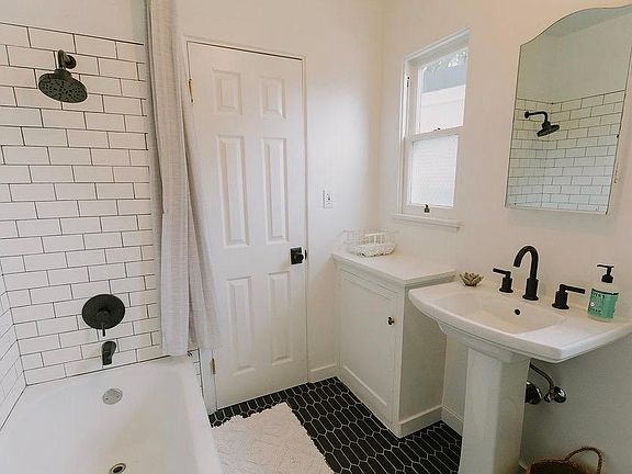 4th image of 3056 Juniper St