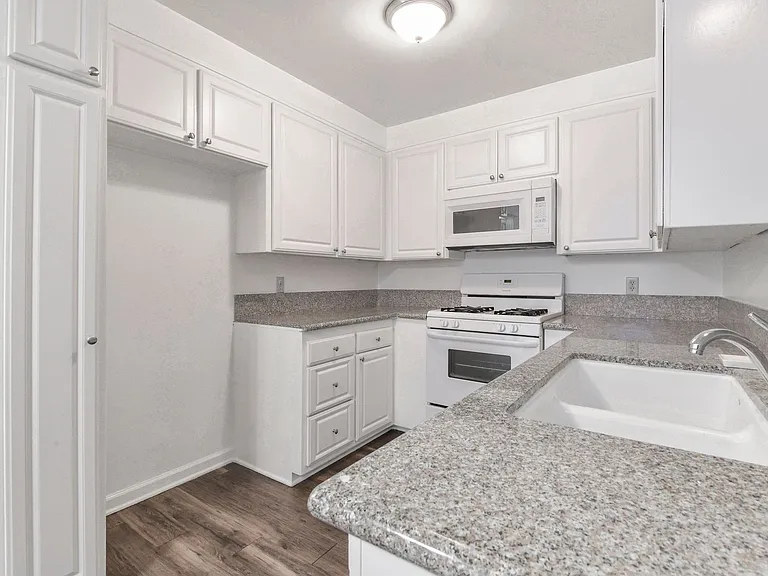 1799 N Hollywood Way — Photo 11