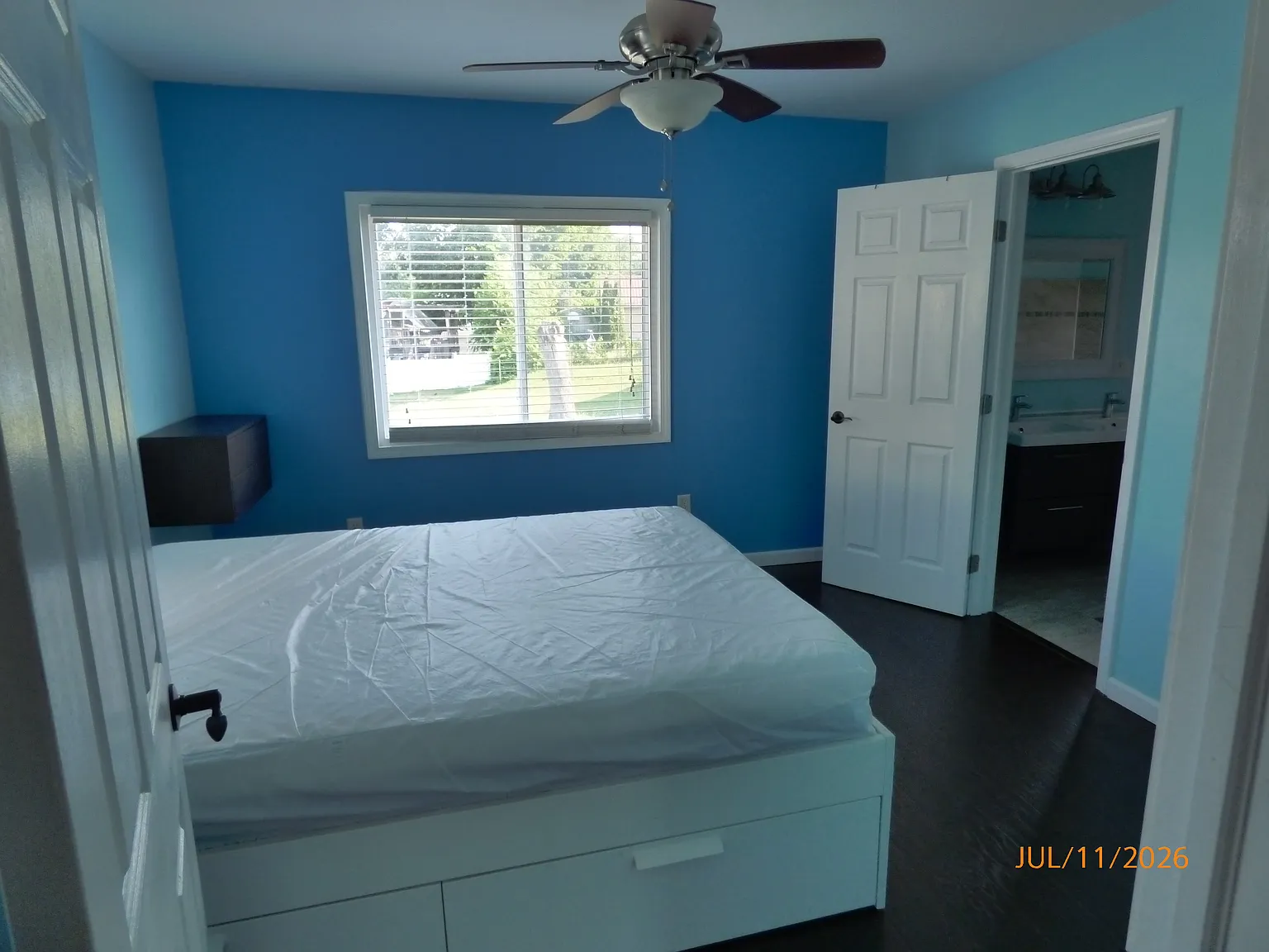 1 bed, 1.5 bath, 600 sqft, $1,050 — Photo 2