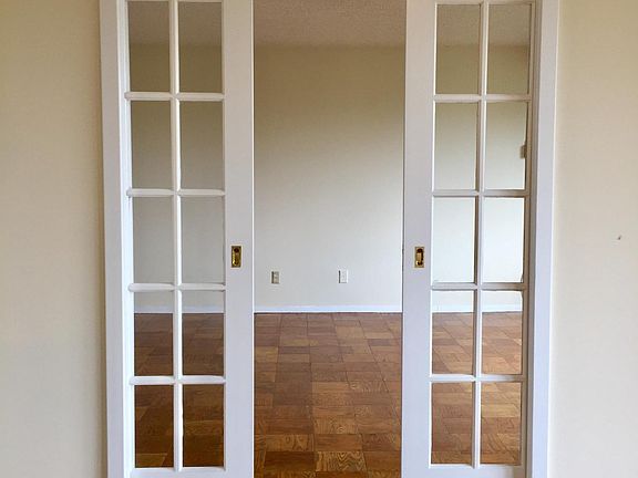 Entrance to separate dining room 