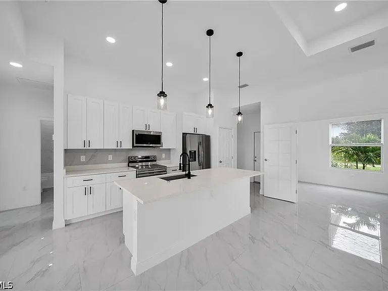 438 Poplar St — Photo 5