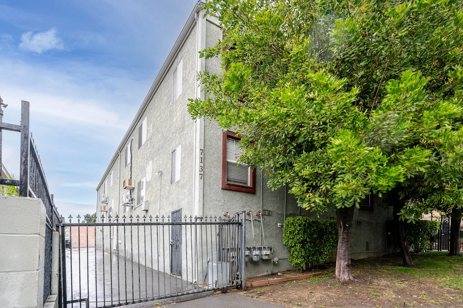 2 bed, 850 sqft, $2,300 — Photo 1