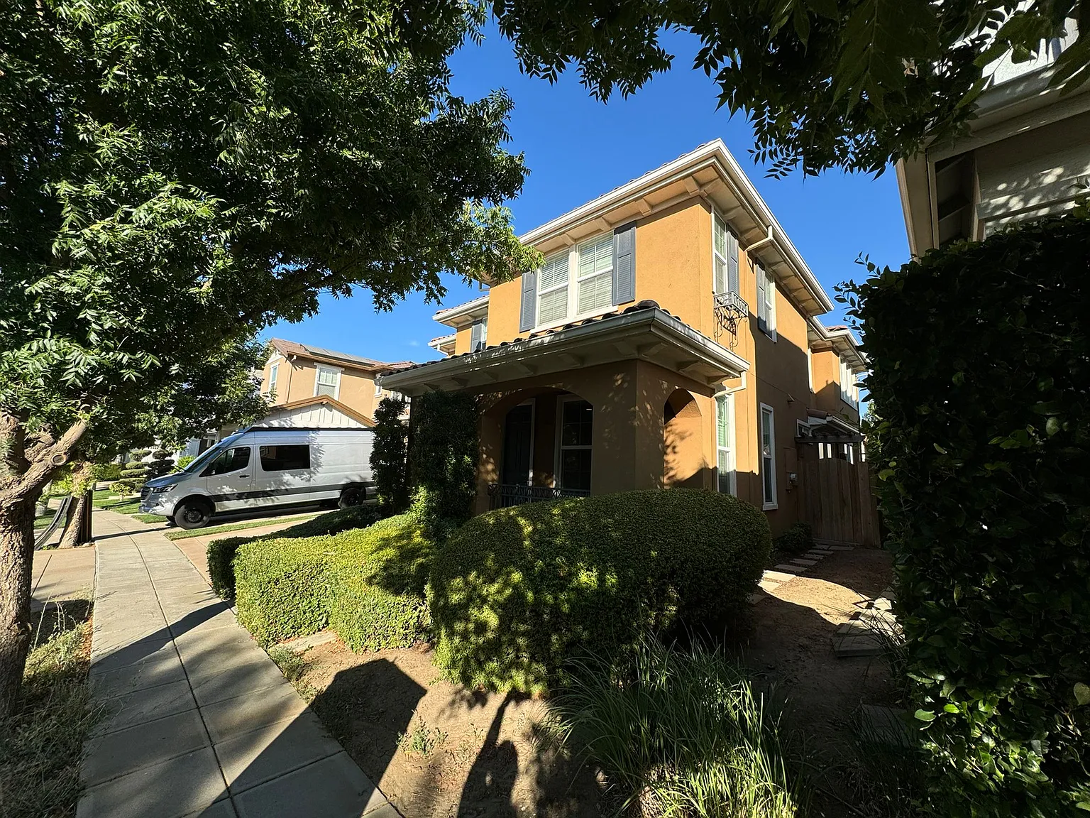3 bed, 2402 sqft, $3,300 — Photo 4