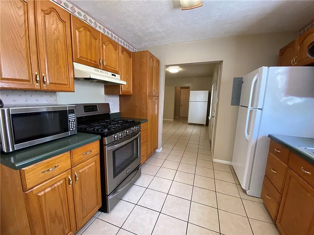 5 bed, 1760 sqft, $3,495 — Photo 3