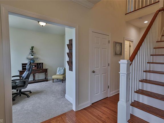 4th image of 1686 Edward Dr