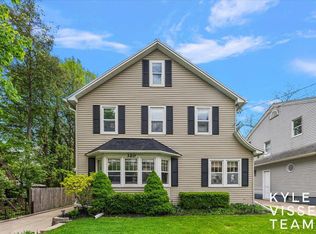 320 Gladstone Dr SE, Grand Rapids, MI 49506