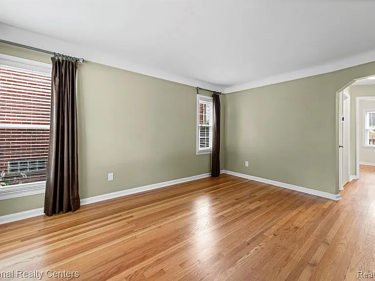 4521 Elmwood Ave — Photo 12