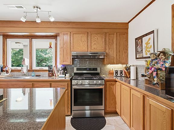 3rd image of 150 Toms Creek Rd