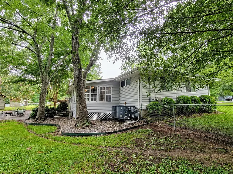 709 James Ave — Photo 24