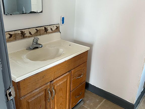 2nd image of 413 1/2 E Pine St #B