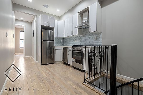 1st image of 526 Chauncey St #1