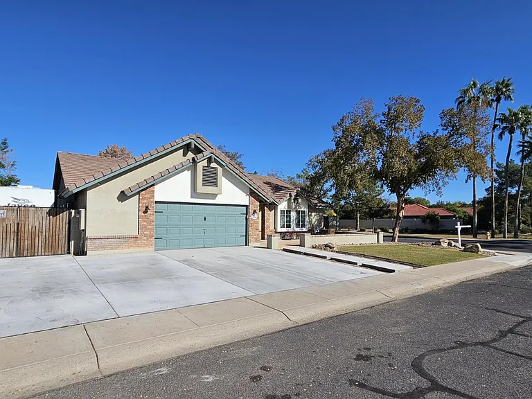 462 E Merrill Ave — Photo 1