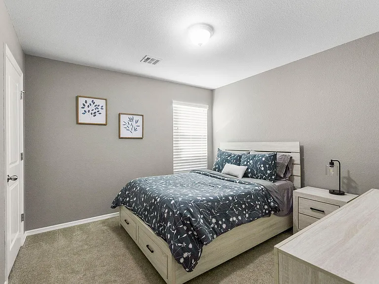 3308 W Charlotte St — Photo 8