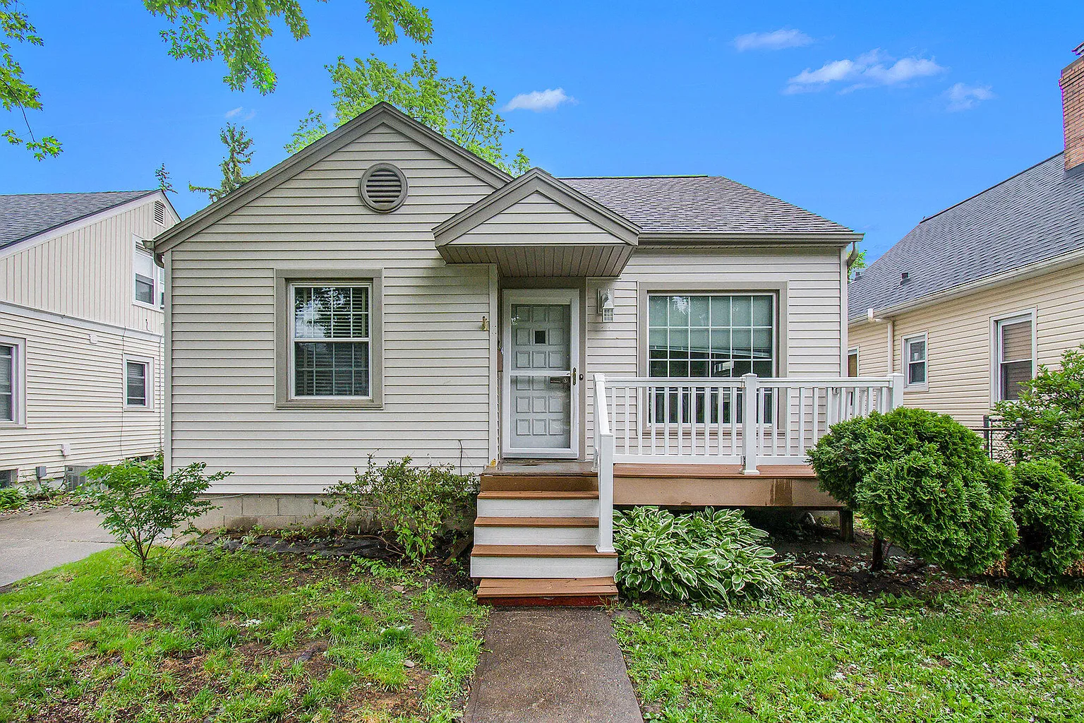 619 Riley St photo 1
