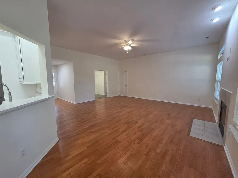 112 Spring Grove Dr — Photo 4