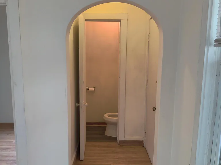 Toilet/Entrance