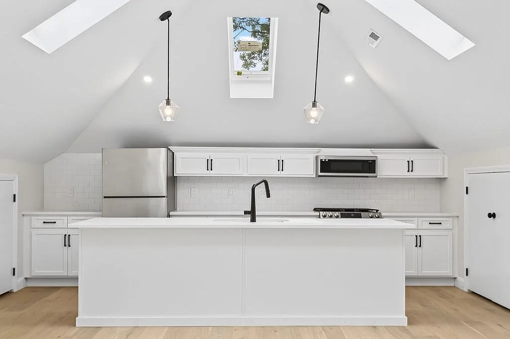 4 bed, 1950 sqft, $4,950 — Photo 1