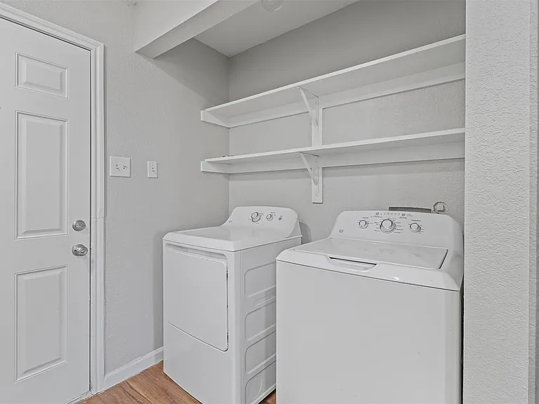 1716 Manor Garden Curv — Photo 6