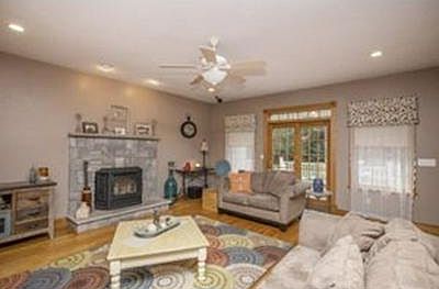 4th image of 40 Calthrop Dr