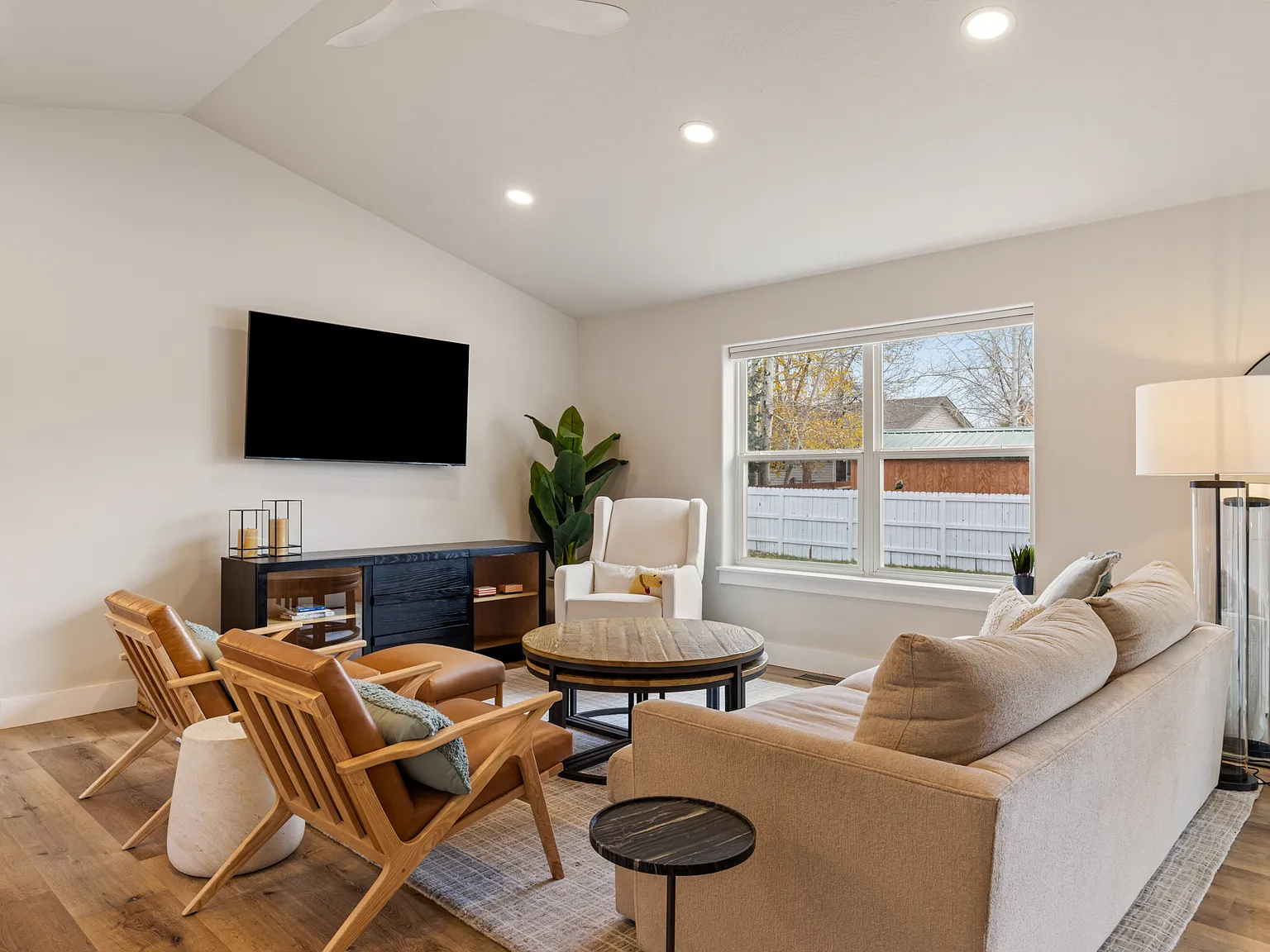 3 bed, 1372 sqft, $4,000 — Photo 3