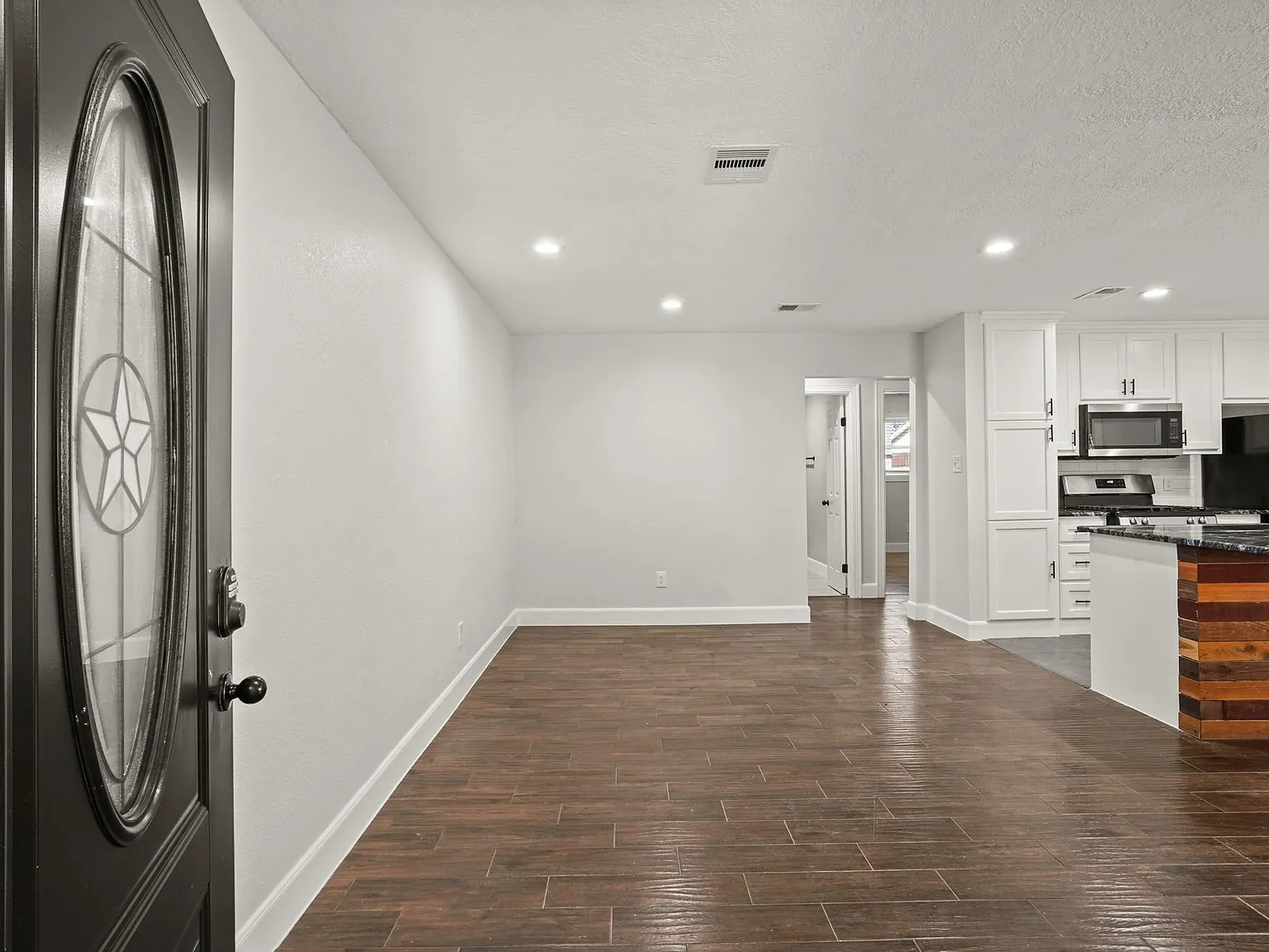 3 bed, 2.0 bath, 1476 sqft, $2,000 — Photo 2
