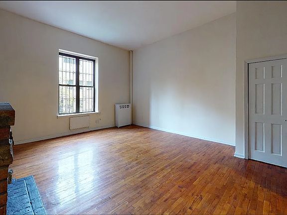 3rd image of 131 W 81st St #4