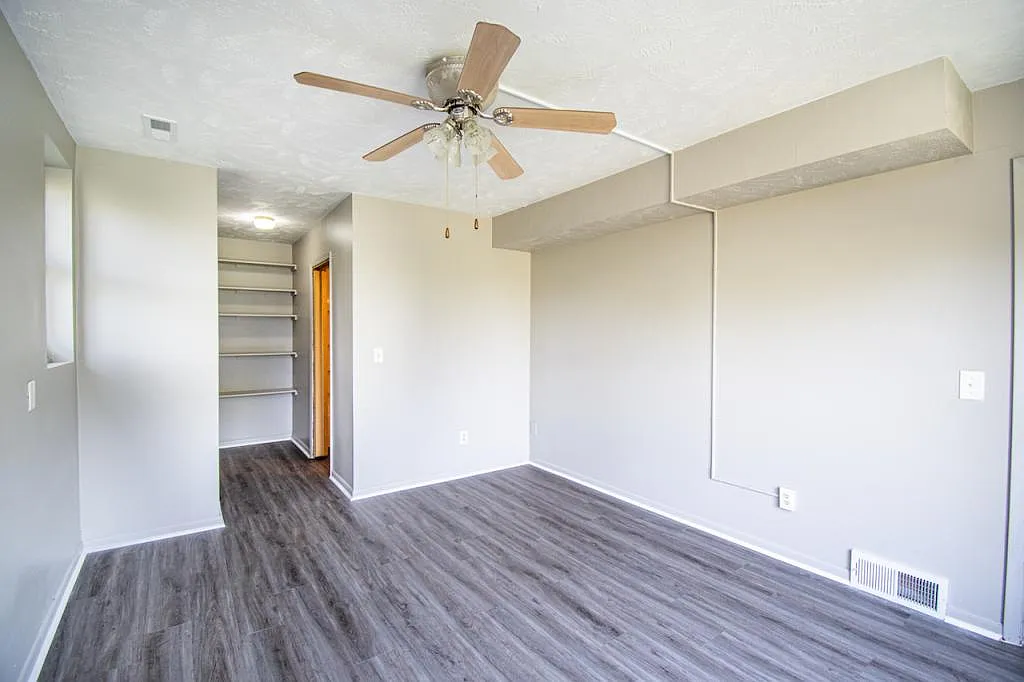 1220 Hillcrest Dr — Photo 4