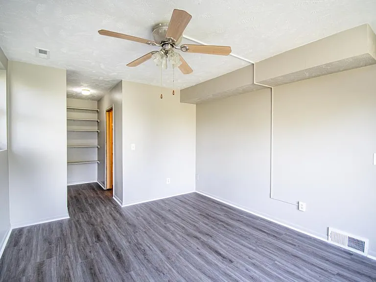 1220 Hillcrest Dr — Photo 4