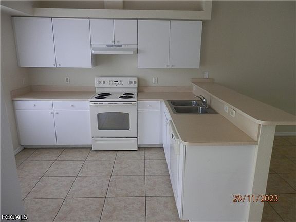 4th image of 2410 NE 6th Pl
