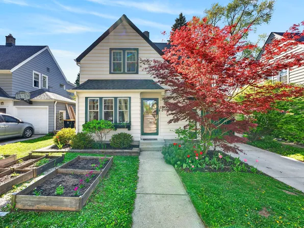 2353 N 72nd St, Wauwatosa, WI 53213