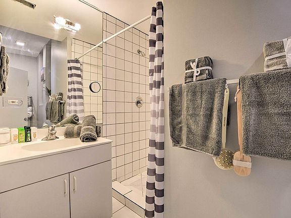 5th image of 1409 W Superior St APT 2R
