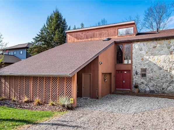 24 Margo Ln, Senecaville, OH 43780