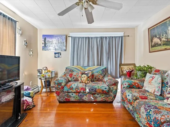 124 3rd St APT 2F, Leominster, MA 01453
