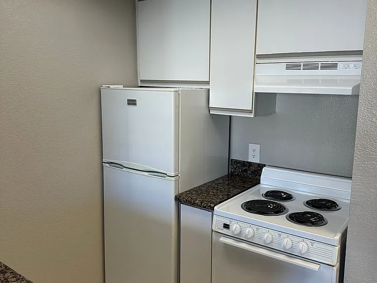 Russell Court Apartments — Photo 4