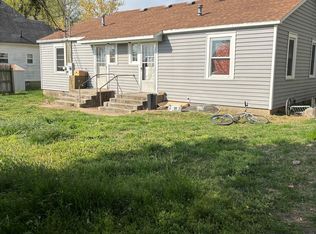 303 & 305 8th St, Monett, MO 65708