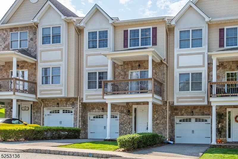 3 bed, 2.5 bath, $4,200 — Photo 1