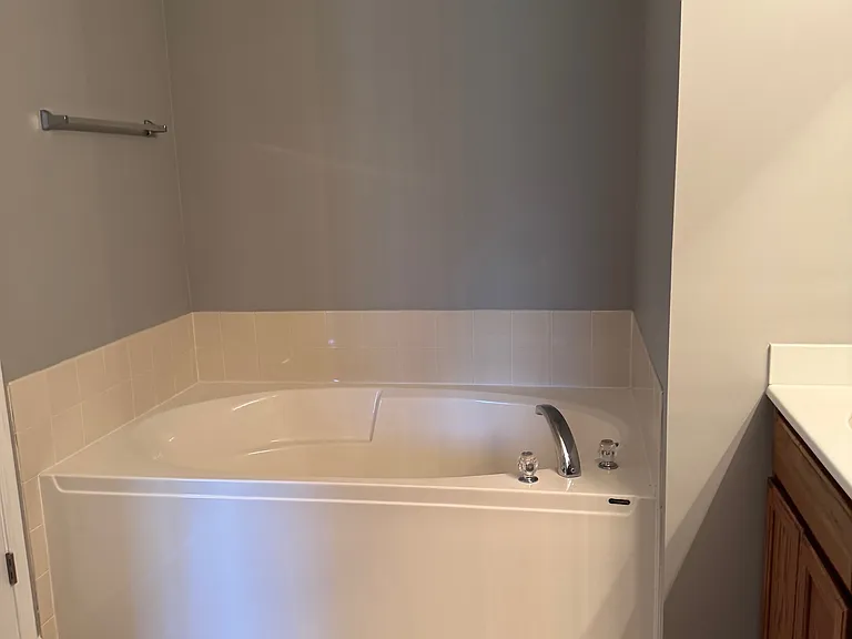1603 Edinburgh Dr — Photo 2