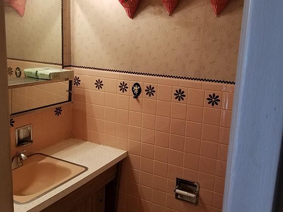 Level 1 Half Bath