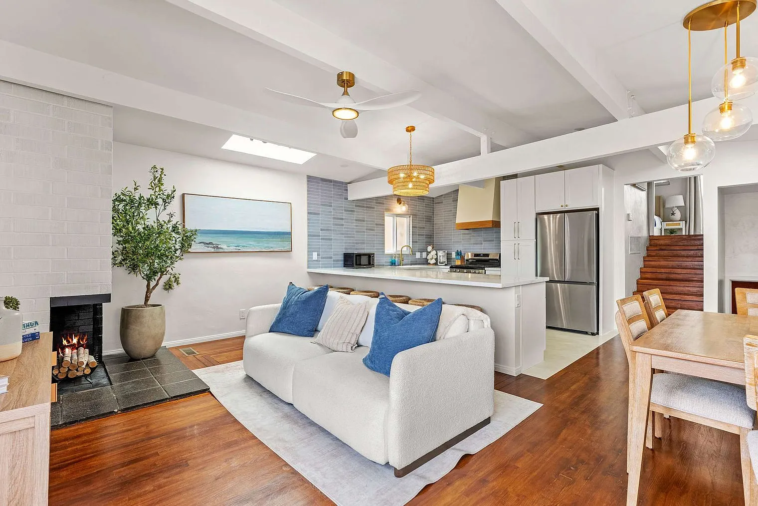 2 bed, 2.0 bath, 990 sqft, $6,810 — Photo 2