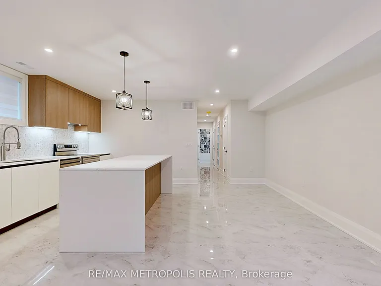 165 Manning Ave #BASEMENT — Photo 2