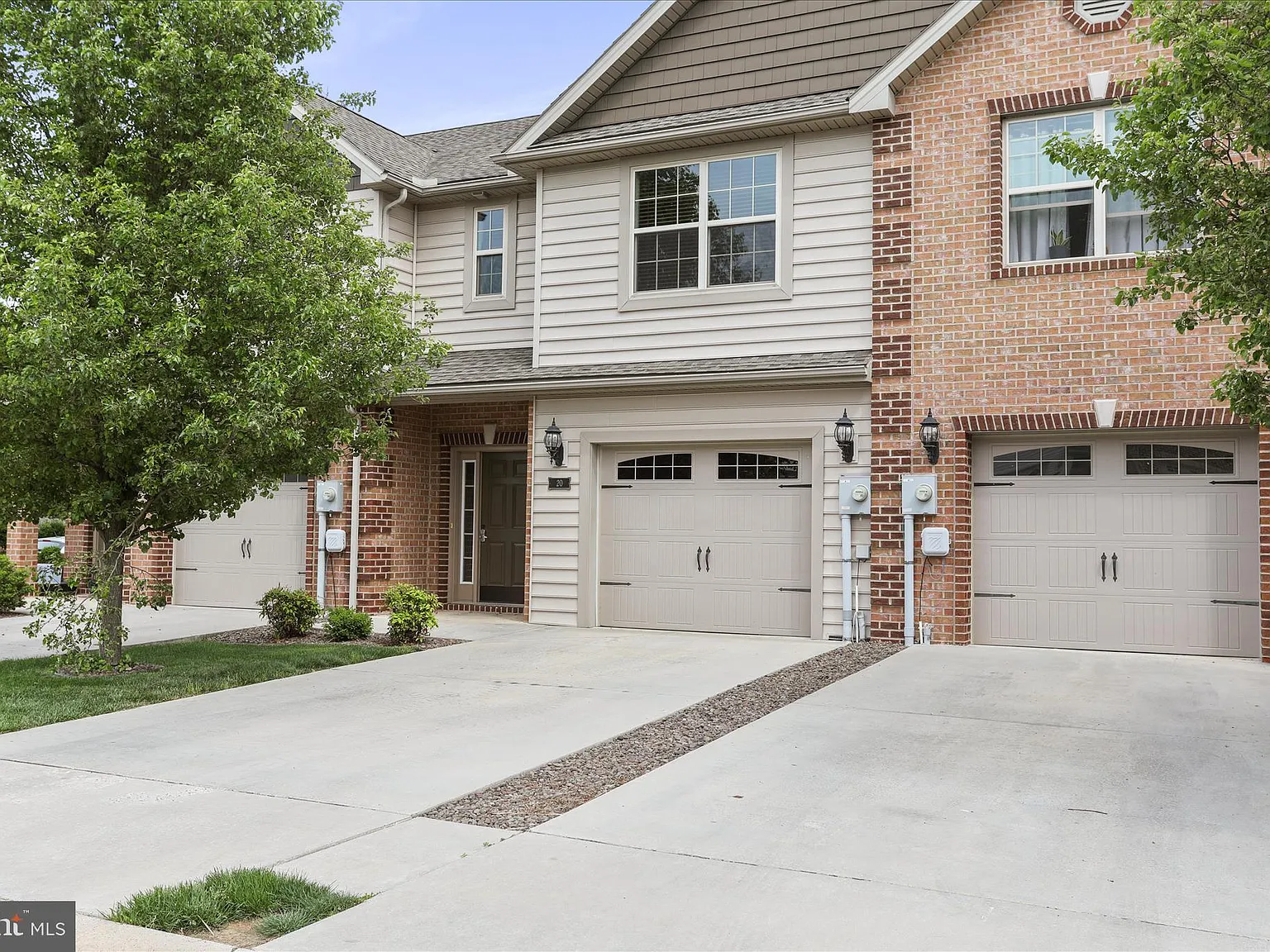 3 bed, 2.5 bath, 1800 sqft, $2,095 — Photo 2