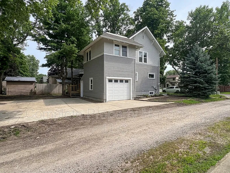 5 bed, 2.0 bath, 2112 sqft, $2,000 — Photo 4