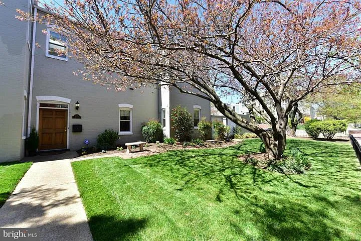 1130 Constitution Ave NE photo 1