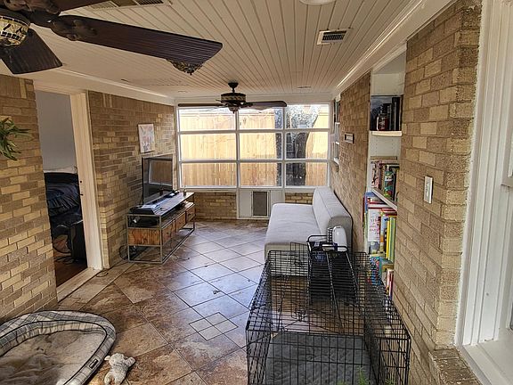 2nd image of 609 N Oak Cliff Blvd